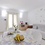 Izzhome New One 아파트 풀라